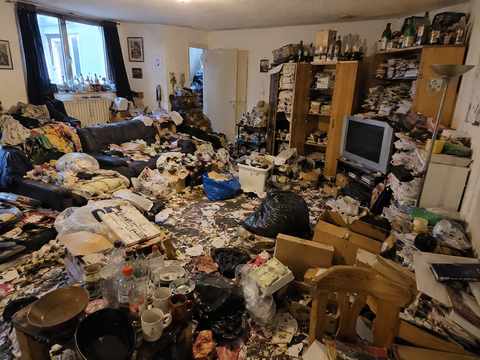 Vorher: stark vollgestellte Wohnung